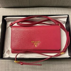 prada wallet on chain